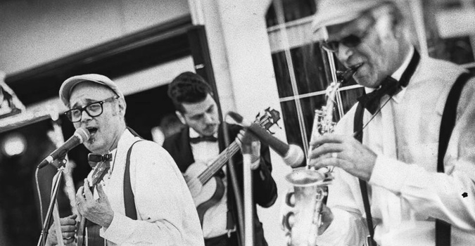 Uke Swing Live